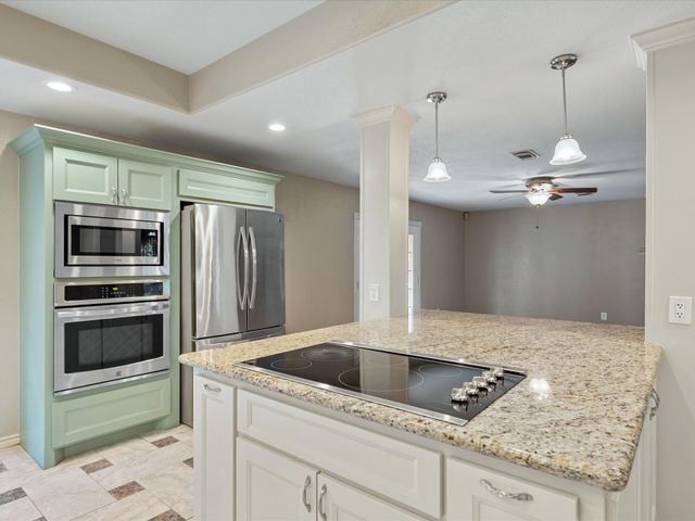 2004 Northshore Drive, Conroe, TX 77304