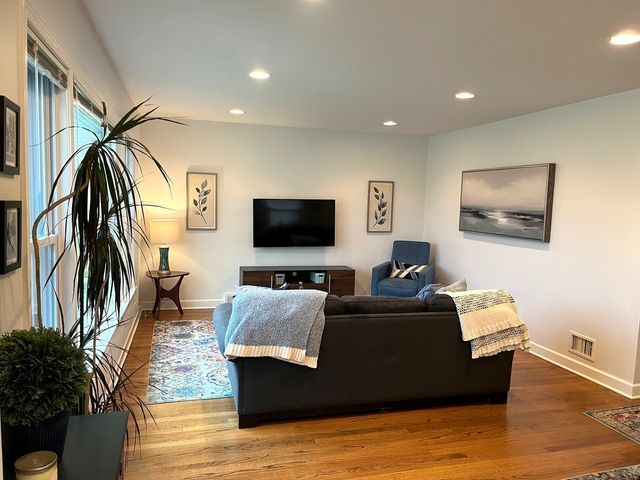 8717 Karlov Avenue, Skokie, IL 60076