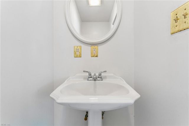 317 Browns LN, Yorktown, VA 23690