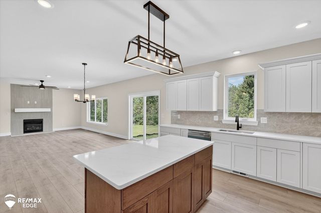 8080 Peninsula Circle, Grand Blanc, MI 48439