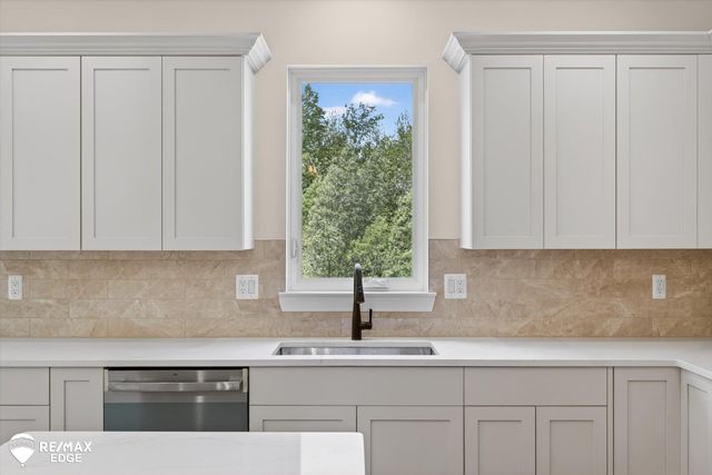 8080 Peninsula Circle, Grand Blanc, MI 48439