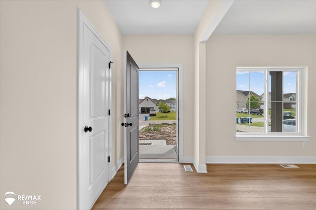 8080 Peninsula Circle, Grand Blanc, MI 48439