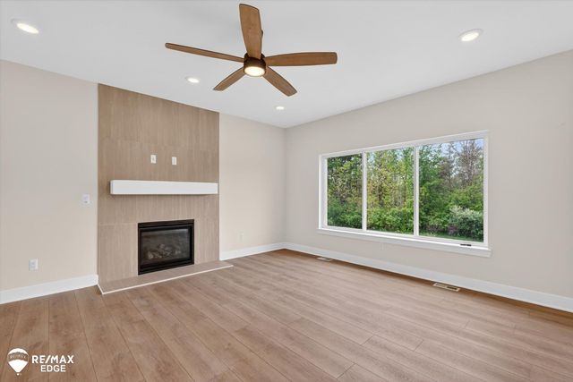 8080 Peninsula Circle, Grand Blanc, MI 48439