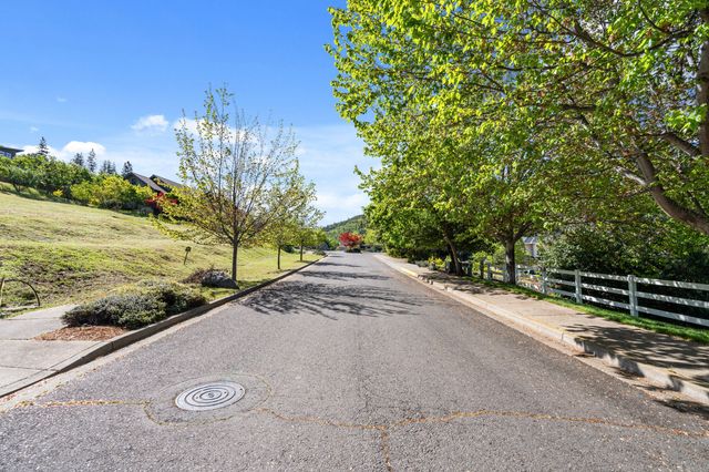 168 Sunnyview Street, Ashland, OR 97520