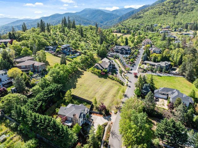 168 Sunnyview Street, Ashland, OR 97520
