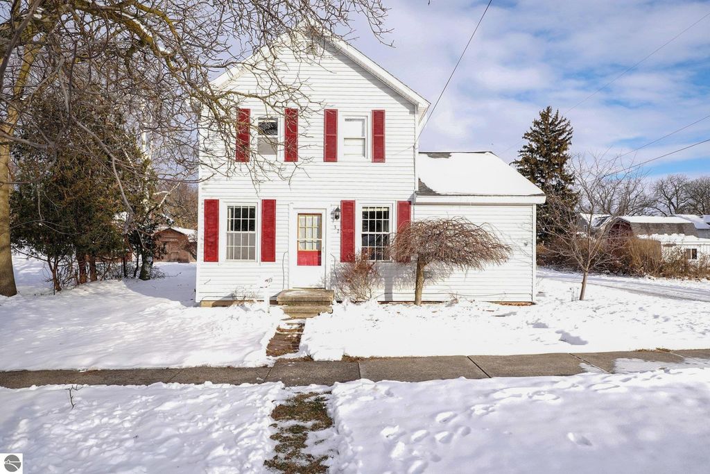 Image 2 of property listing at 326 W Emerson Street, Ithaca, MI 48847