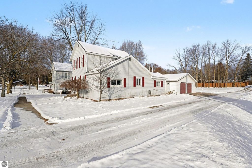 Image 3 of property listing at 326 W Emerson Street, Ithaca, MI 48847