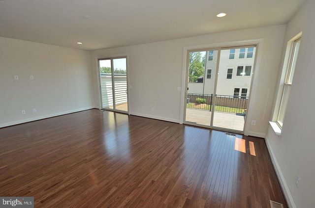 22816 BREEZY HOLLOW DR, Brambleton, VA 20148