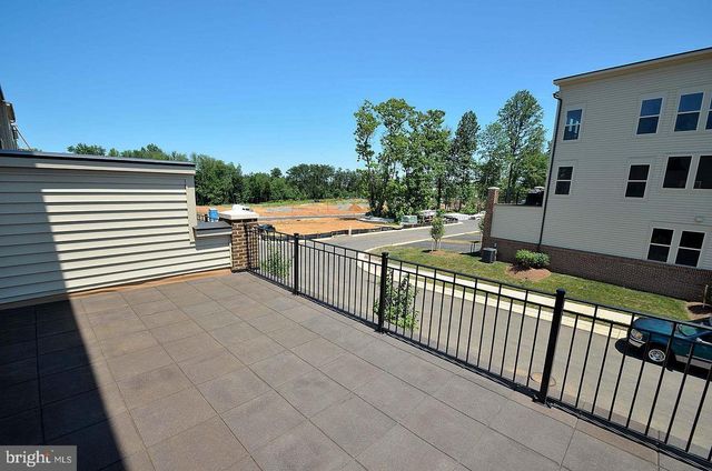 22816 BREEZY HOLLOW DR, Brambleton, VA 20148