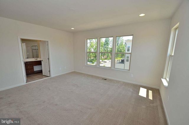 22816 BREEZY HOLLOW DR, Brambleton, VA 20148