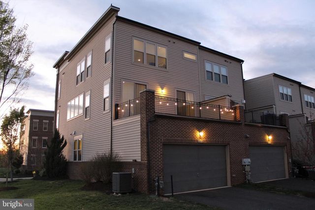 22816 BREEZY HOLLOW DR, Brambleton, VA 20148