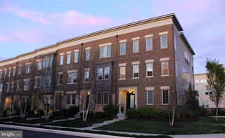 22816 BREEZY HOLLOW DR, Brambleton, VA 20148