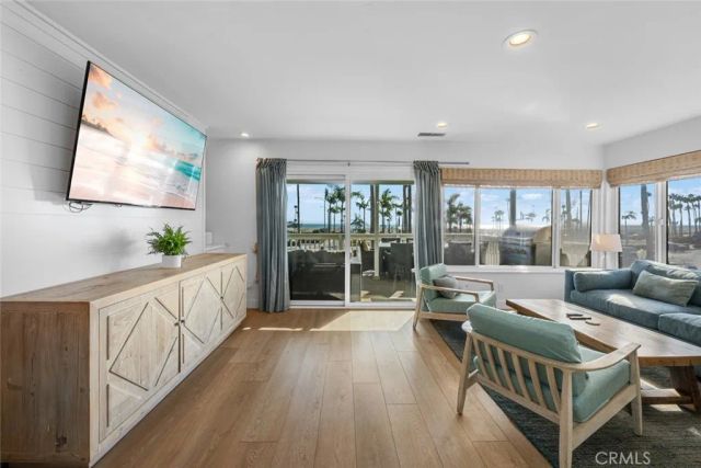 700 E Oceanfront, Newport Beach, CA 92661