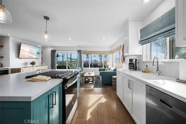 700 E Oceanfront, Newport Beach, CA 92661