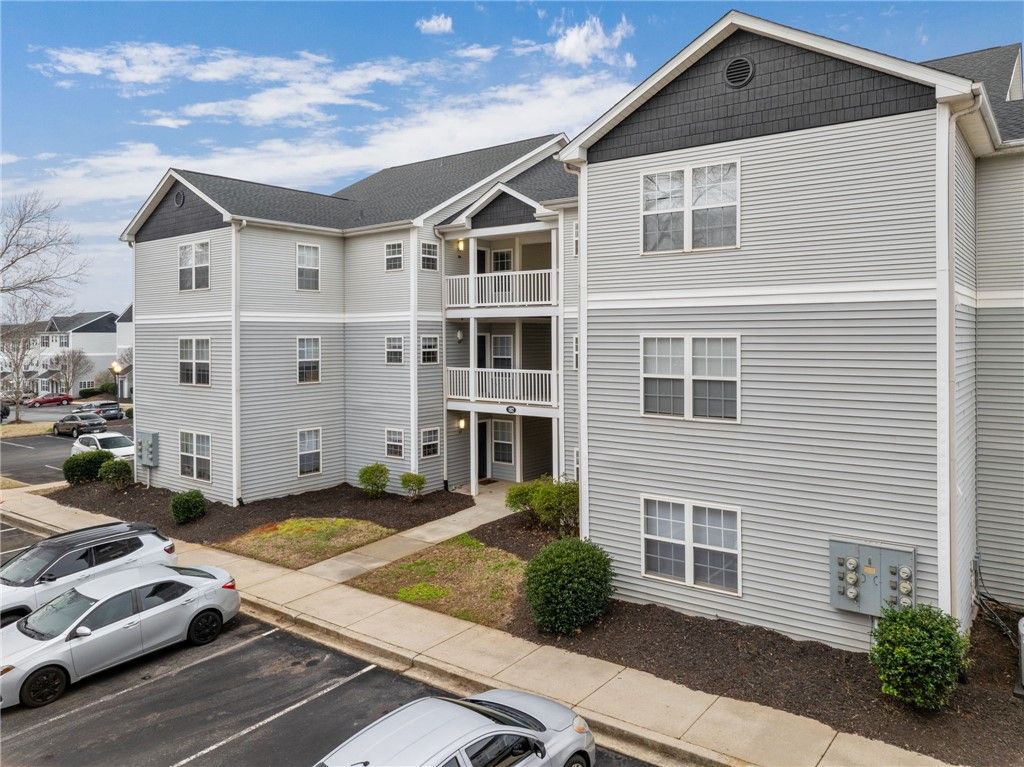 182 University Village Drive E, Central, SC 29630