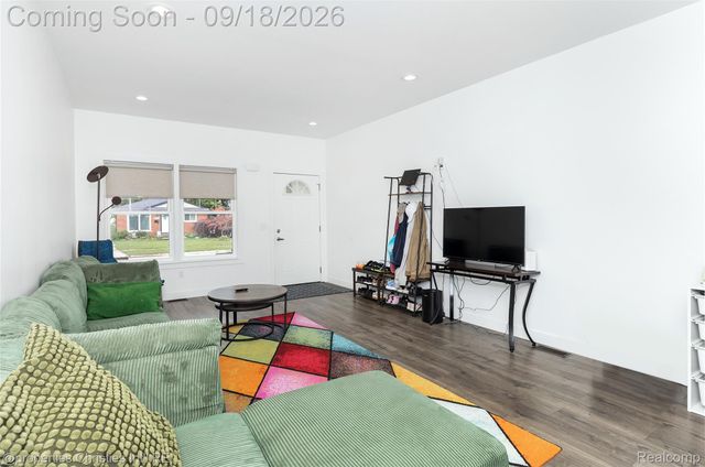628 W Hudson Avenue, Madison Heights, MI 48071