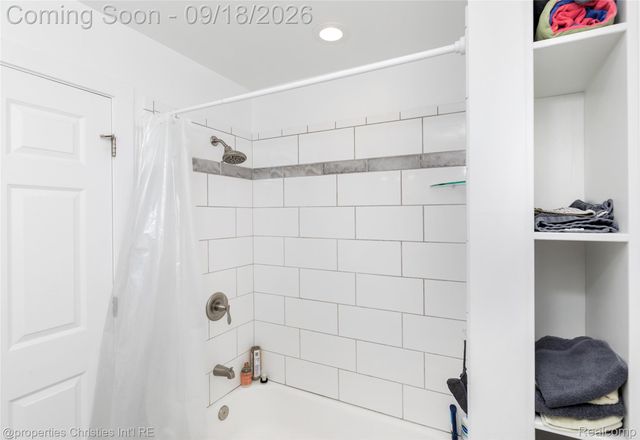 628 W Hudson Avenue, Madison Heights, MI 48071