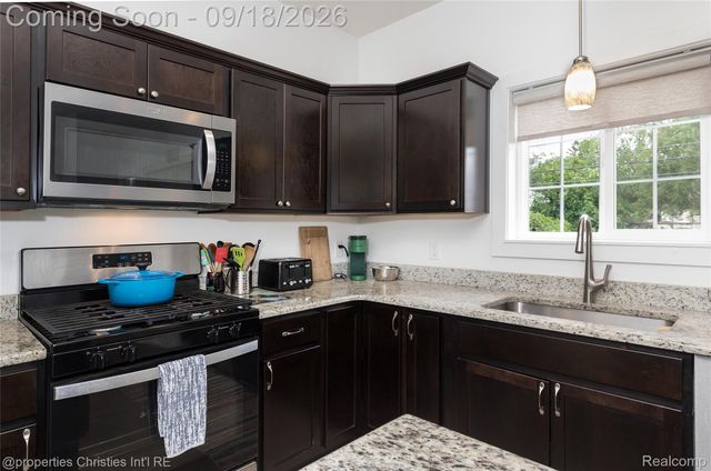 628 W Hudson Avenue, Madison Heights, MI 48071