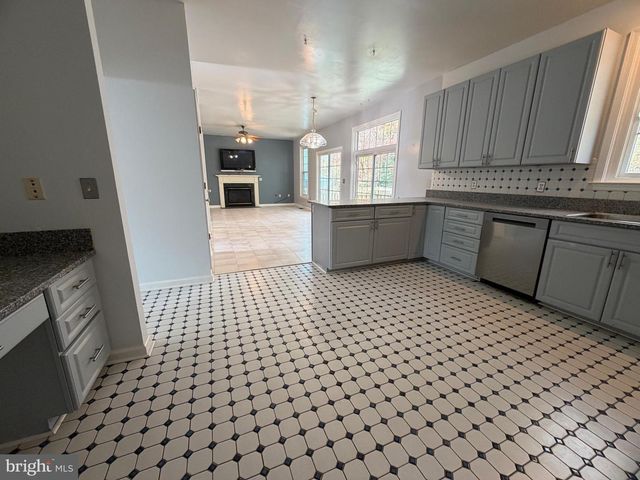 33 BROOKSTONE DR, Fredericksburg, VA 22405