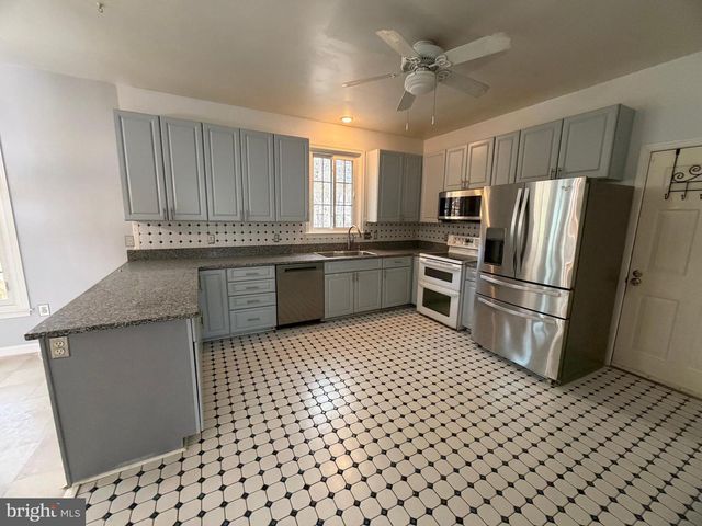 33 BROOKSTONE DR, Fredericksburg, VA 22405