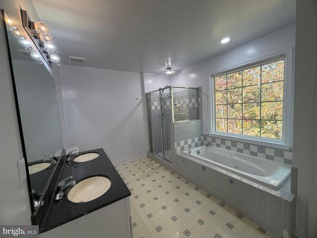 33 BROOKSTONE DR, Fredericksburg, VA 22405