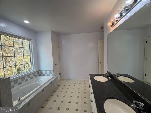 33 BROOKSTONE DR, Fredericksburg, VA 22405