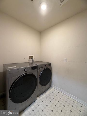 33 BROOKSTONE DR, Fredericksburg, VA 22405