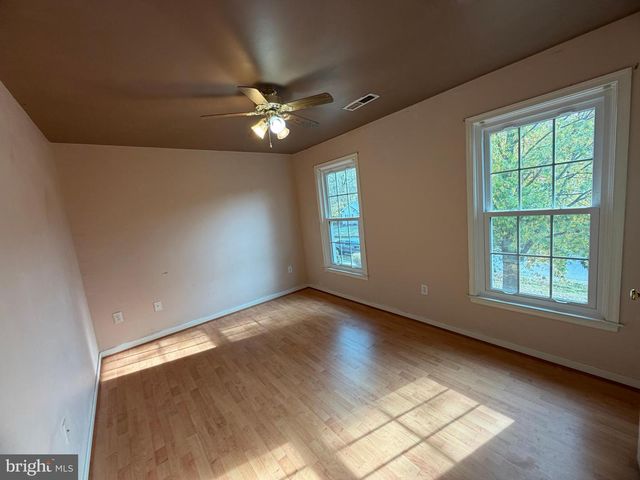 33 BROOKSTONE DR, Fredericksburg, VA 22405