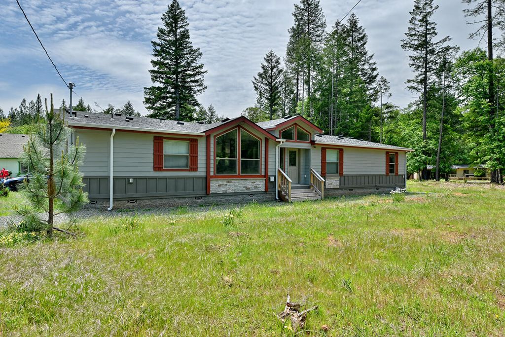 261 White Oak Drive, Cave Junction, OR 97523