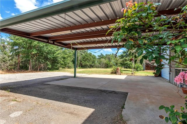 1004 22 Hills Rd, Gause, TX 77857