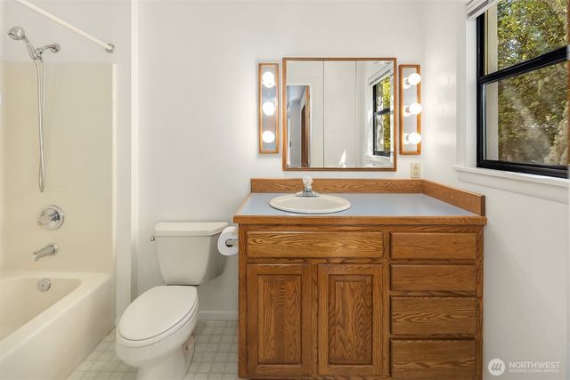 20820 Hillcrest Place, Edmonds, WA 98026