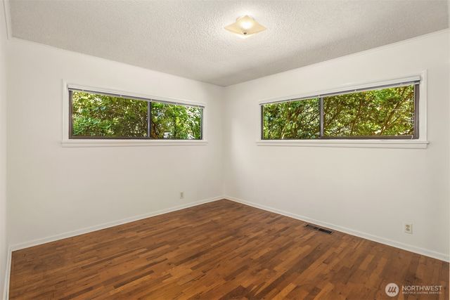20820 Hillcrest Place, Edmonds, WA 98026