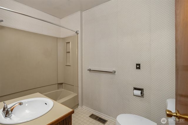 20820 Hillcrest Place, Edmonds, WA 98026