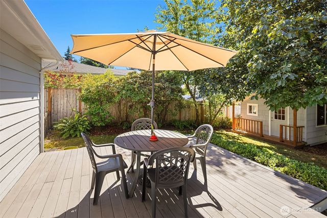 20820 Hillcrest Place, Edmonds, WA 98026