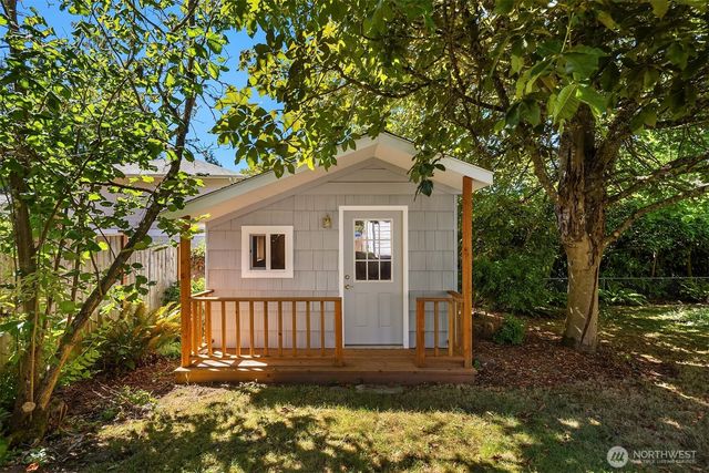 20820 Hillcrest Place, Edmonds, WA 98026