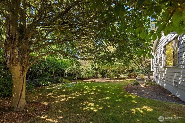 20820 Hillcrest Place, Edmonds, WA 98026