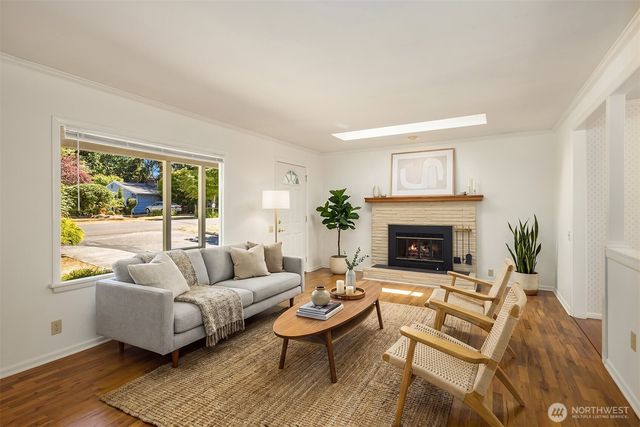 20820 Hillcrest Place, Edmonds, WA 98026
