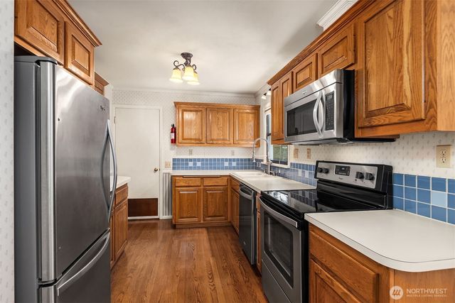 20820 Hillcrest Place, Edmonds, WA 98026