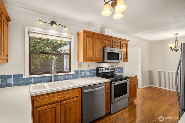 20820 Hillcrest Place, Edmonds, WA 98026