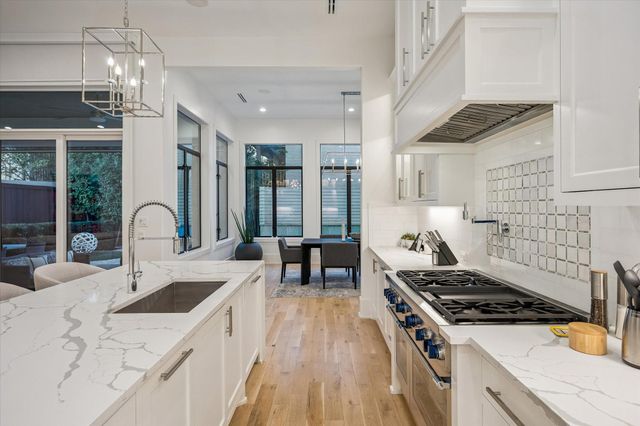 2215 Driscoll Street, Houston, TX 77019