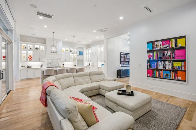 2215 Driscoll Street, Houston, TX 77019