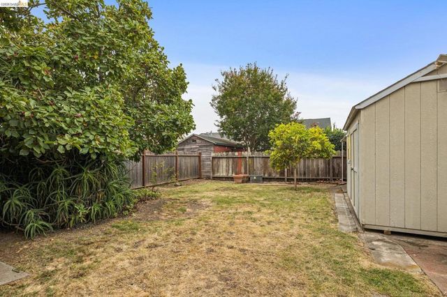 5621 Roberts Ave, Oakland, CA 94605