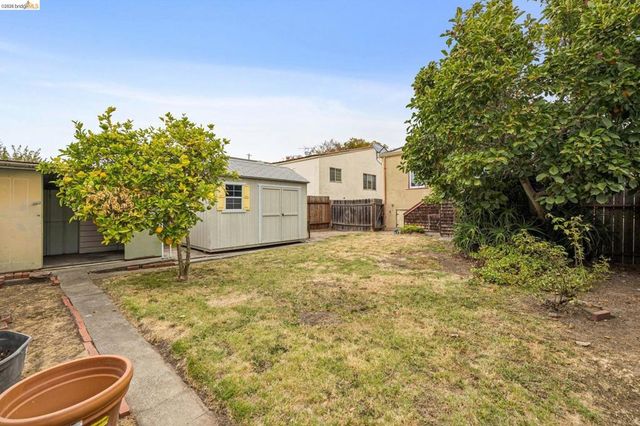 5621 Roberts Ave, Oakland, CA 94605