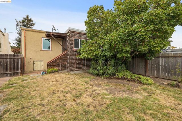 5621 Roberts Ave, Oakland, CA 94605