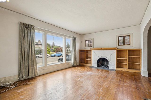 5621 Roberts Ave, Oakland, CA 94605