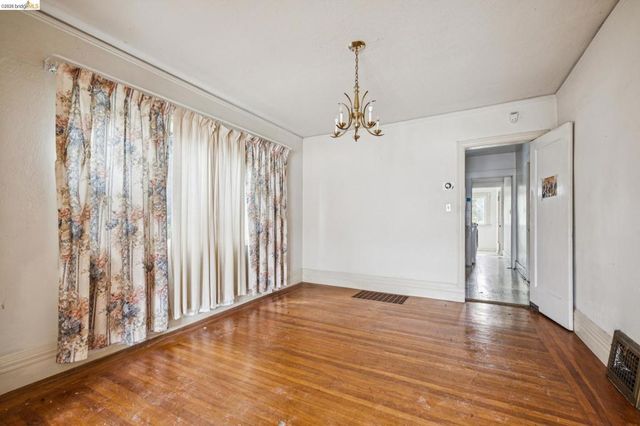 5621 Roberts Ave, Oakland, CA 94605