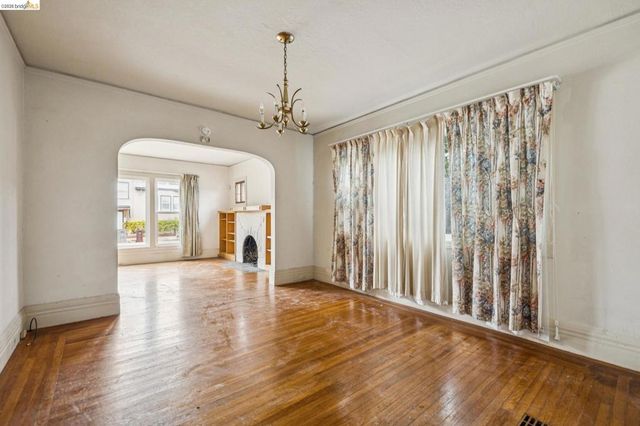 5621 Roberts Ave, Oakland, CA 94605