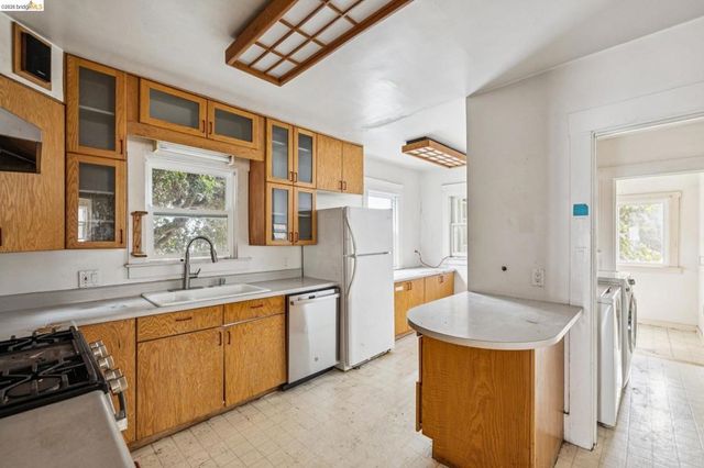 5621 Roberts Ave, Oakland, CA 94605