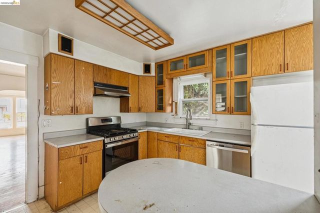 5621 Roberts Ave, Oakland, CA 94605