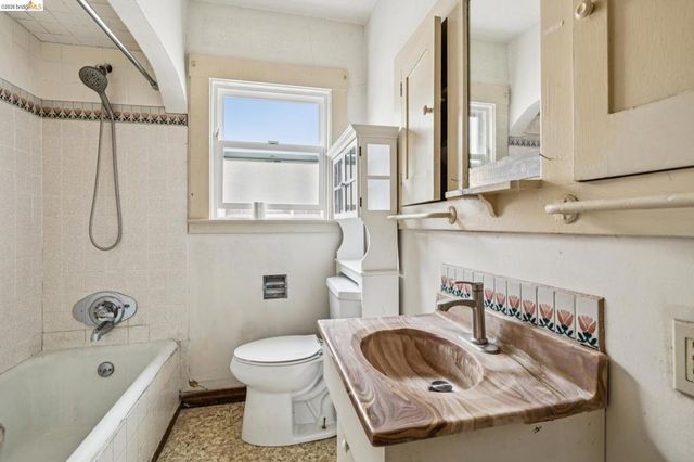 5621 Roberts Ave, Oakland, CA 94605